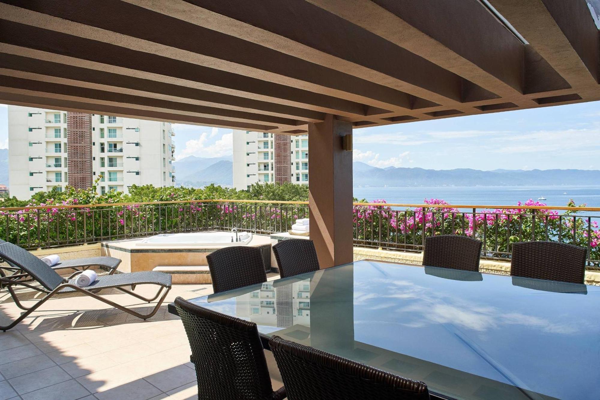Luxury Suite 1 Bedroom Larger Suite 1 King Panoramic view