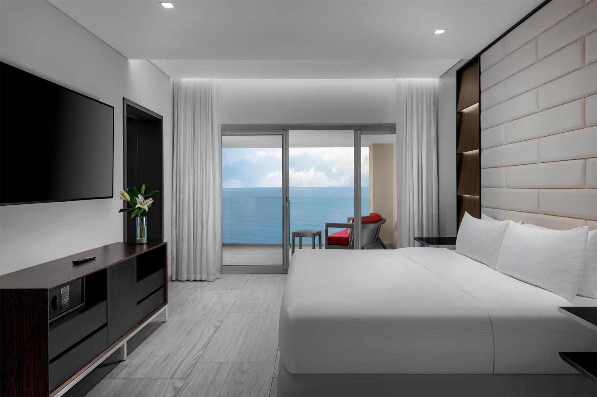 Oceanfront Master King Suite,1758400560:JPEG